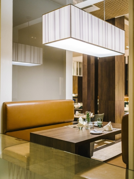 dinner-table-luxury-hotel-min