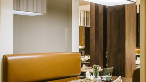 dinner-table-luxury-hotel-min